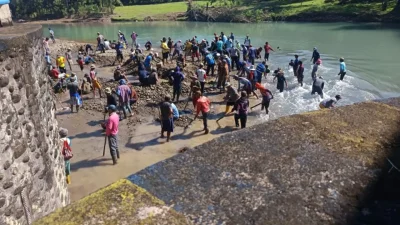 Kades Bontonyeleng Andi Mauragawali saat memberikan keterangan terkait kerja bakti bendungan.