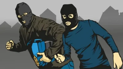 Kondisi pintu belakang rumah warga di Kecamatan Gantarang yang dirusak oleh pelaku pencurian.