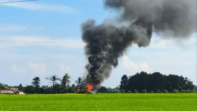 Breaking News : Kebakaran Hanguskan Rumah dan Motor Warga Palambarae