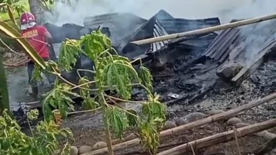 Kondisi rumah warga di Desa Palambarae pasca kebakaran hebat yang disertai ledakan.