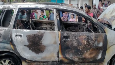 Kondisi mobil Toyota Avanza yang hangus terbakar di sebuah bengkel di Bulukumba