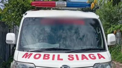 Foto viral mobil dinas siaga desa yang terparkir di depan warung kopi di Bulukumba.