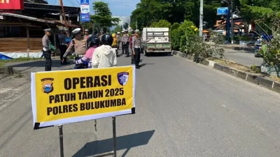 Petugas Satlantas menggelar Operasi Patuh di Jalan Sultan Hasanuddin Bulukumba