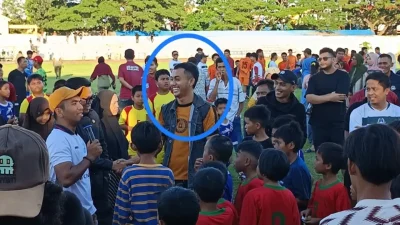 Pengurus Askab PSSI Bulukumba memenangkan doorprize motor baru di stadion mini