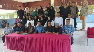 Suasana tes komputer calon perangkat desa di kantor Camat Rilau Ale Bulukumba.