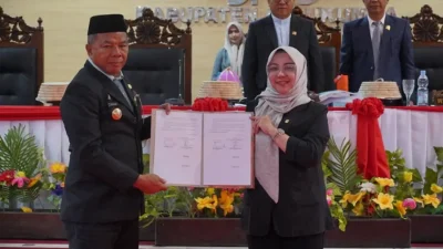 Bupati Bulukumba Andi Muchtar Ali Yusuf menyerahkan dokumen KUA-PPAS Perubahan APBD 2025 kepada Ketua DPRD.