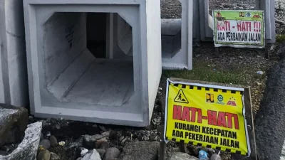 Alat berat excavator dan material cor disiapkan untuk perbaikan jalan nasional di Bintarore Bulukumba.