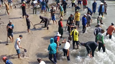 Ratusan petani di Bulukumba kerja bakti membersihkan sedimentasi di bendungan.