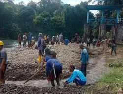 Petani di Dua Desa Keruk Bendungan Induk Secara Manual 
