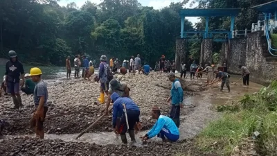 Ratusan petani di desa Bontonyeleng Bulukumba bergotong royong mengeruk bendungan induk secara manual.