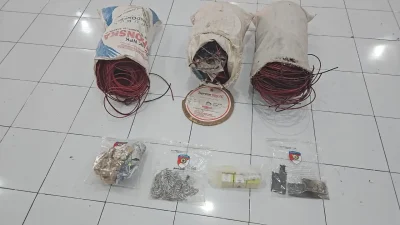 Petugas Musnahkan Sisa Bahan Peledak Bom Ikan  di Bontobahari