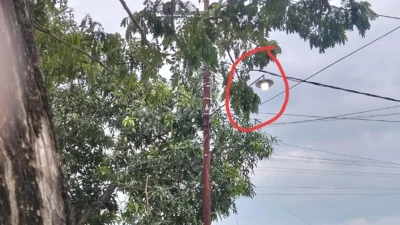 Kondisi lampu jalan atau PJU di Bulukumba yang terpantau menyala saat siang hari.