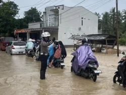 Tak Kenal Lelah, Polisi Atur Lalu Lintas di Tengah Banjir
