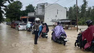Polisi mengatur lalu lintas di tengah banjir di Bulukumba