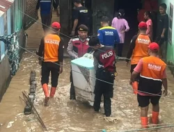 Polisi Salurkan Bantuan Beras ke Ratusan Warga Korban Banjir di Batuppi