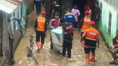 Wakapolres Bulukumba menyerahkan bantuan beras ke korban banjir Batuppi
