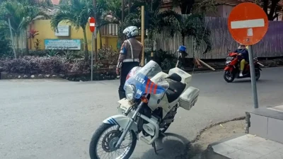 Polisi menilang pengendara yang melanggar rambu lalu lintas di depan RSUD Bulukumba