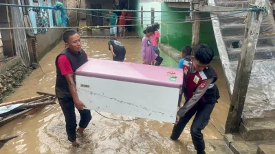 Anggota Polres Bulukumba membantu evakuasi korban banjir