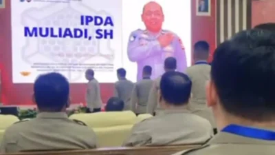 Penyerahan penghargaan IKPA Kapolri kepada Polres Bulukumba di Polda Sulsel.