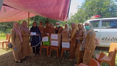 Penyerahan bantuan sembako kepada korban kebakaran di Dusun Bacari