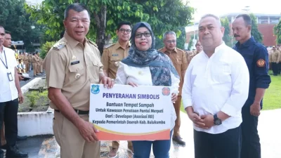Penyerahan 21 tempat sampah dari REI Bulukumba kepada Bupati Bulukumba