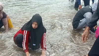 Mia, sosok wanita tangguh asal Desa Bontonyeleng saat ikut kerja bakti di bendungan.