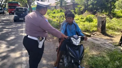 Polisi melakukan sweeping kendaraan di poros Bulukumba-Bantaeng