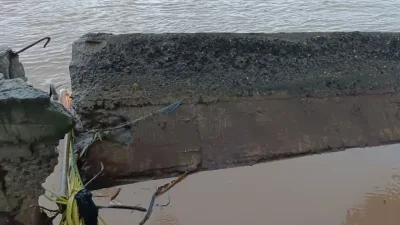 Tanggul penahan ombak ambruk di Sungai Bialo Bulukumba