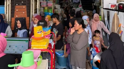 Warga Bulukumba membeli alat dapur saat 10 Muharram