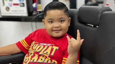 Suasana tukang cukur rambut di Bulukumba dipadati siswa baru jelang masuk sekolah.