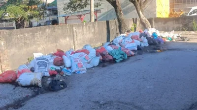 Warga Mengaku Sakit Perut Akibat Bau Sampah di Pasar Sentral 