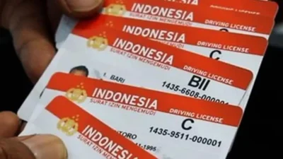 Ilustrasi warga memperpanjang SIM dari rumah menggunakan aplikasi ponsel