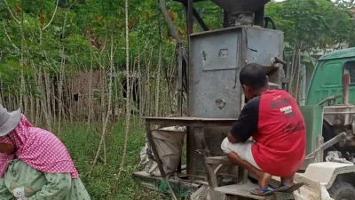 Mesin penggilingan padi berjalan yang dimodifikasi menggunakan mobil pickup di Bulukumba.