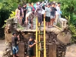 Warga Bertaruh Nyawa Seberangi Sungai Pakai Tangga Bambu