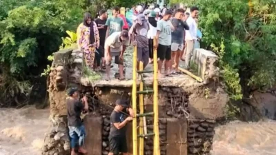 Warga Bertaruh Nyawa Seberangi Sungai Pakai Tangga Bambu