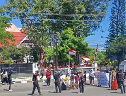 Usai Blokade Jalan, Massa Marangsek Masuk ke Gedung DPRD Bulukumba