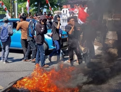 Warga Blokade Jalan Poros Bulukumba-Makassar Depan Kantor DPRD