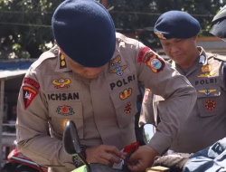 Brimob Polda Sulsel Bagi-Bagi Bendera Ke Pengguna Jalan