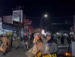 Protes Kenaikan Pajak, Demo di Kantor Bupati Bone Berlanjut Sampai Malam