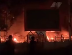 Dikabarkan Pendemo Bakar Sejumlah Mobil di DPRD Kota Makassar
