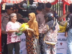 Warga Serbu Pangan Murah yang Digelar Brimob