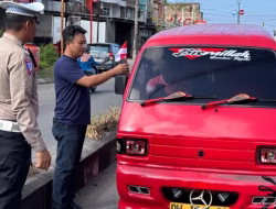 Polisi Bagikan Bendera Merah Putih Kepada Pengendara di Bulukumba 