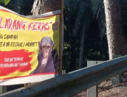 Spanduk Lucu, Buang Sampah Dekat Jembatan Kirasa Bulukumba Adalah Monyet!