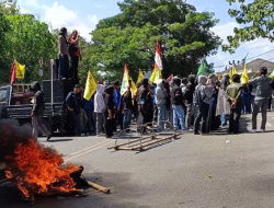 Ribuan Massa Mulai Blokade Jalan depan Gedung DPRD Bulukumba