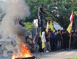 Bulukumba Malam ini: Ratusan Massa Bertahan di DPRD