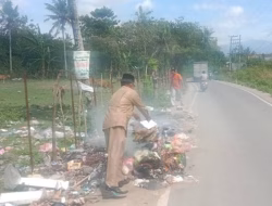Kades Taccorong Terjun Langsung Bersihkan Tumpukan Sampah di Tepi Jalan 