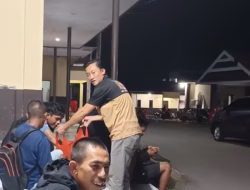 Polres Bulukumba Bagikan Makanan dan Minuman ke Pemohon SKCK 