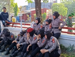 Polwan Polres Bulukumba Bagikan Permen Gratis ke Pendemo 