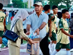 Hadiri Penutupan Liga Pelajar Indonesia Bupati Andi Utta Ikut Pungut Sampah di Stadion