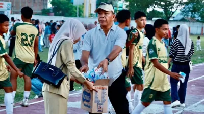 Bupati Andi Utta bersama suporter memungut sampah di Stadion Mini Bulukumba